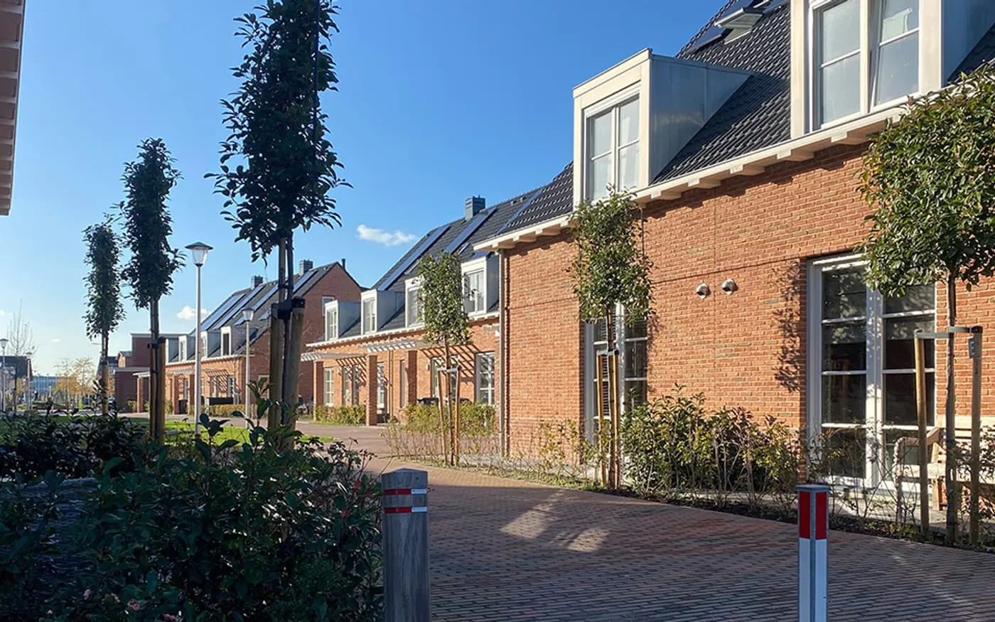 Rij woningen met traditionele baksteenarchitectuur in Hof Westpolder