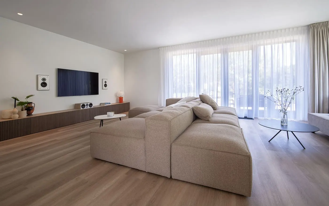 Woonkamer van Woonhuis Rijswijk met zicht op de tuin